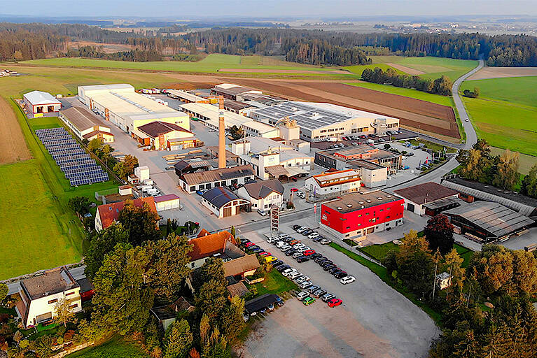 HARTL HAUS produziert im Waldviertler Werk in Echsenbach rund 300 Fertighäuser in Holzbauweise pro Jahr. Neben der Fertighausproduktion fertigt HARTL HAUS auch Möbel in der hauseigenen Möbeltischlerei und Fenster, Türen, Stiegen und Wintergärten in der neuen Bautischlerei. Das gesamte Werksareal erstreckt sich auf rund 132.000 Quadratmeter.